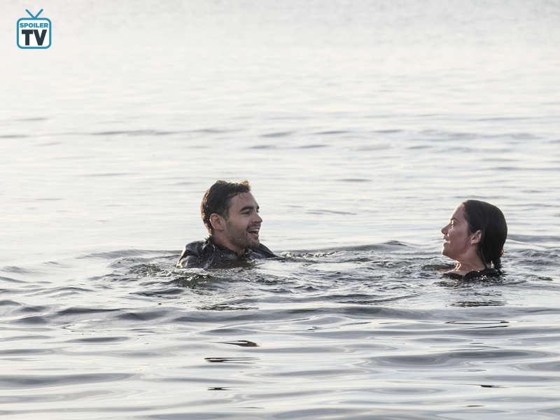 Ben et Alison partage un bain dans la mer
