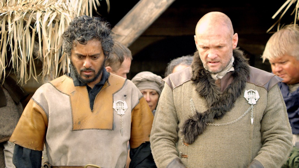 Le Marshal Withers (Andrew Howard) et Danno (Charan Prabhakar) face  une macabre dcouverte