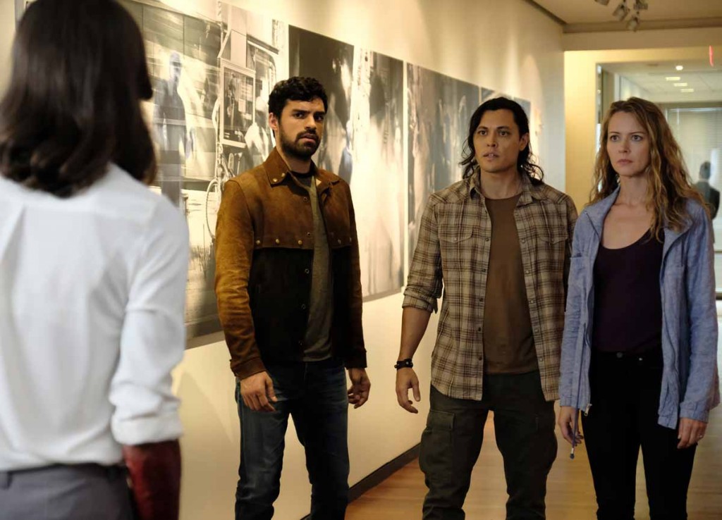 Marcos (Sean Teale), John (Blair Redford) et Caitlin (Amy Acker) 