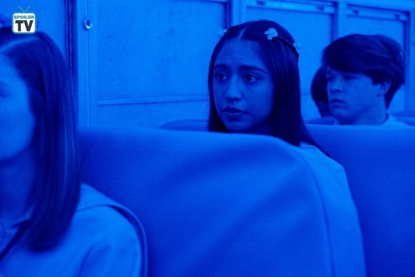 Penelope (Jessica Garza) assise dans un bus