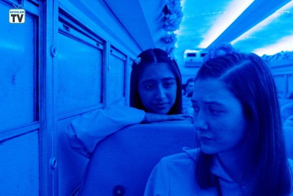 Penelope (Jessica Garza) dans un bus avec la secte 
