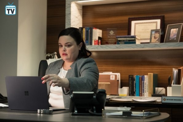 Alison, jouée par Jessica Miesel, dans le bureau de Jane