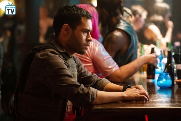 Miguel, joué par Gabriel Chavarria, assis au bar