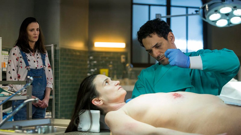 Raphaël Balthazar (Tomer Sisley) en pleine autopsie