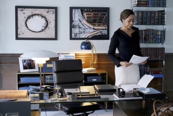 Jessica Pearson dans son bureau (Gina Torres)