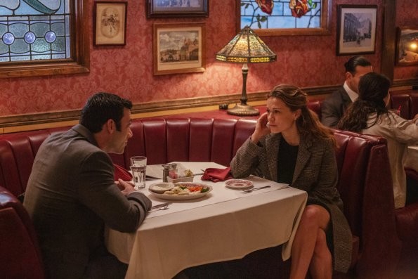 Bobby Novak & Keri Allen dînent dans un restaurant (Morgan Spector & Bethany Joy Lenz)