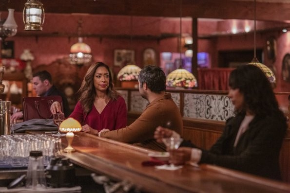 Jessica Pearson dans un bar (Gina Torres)