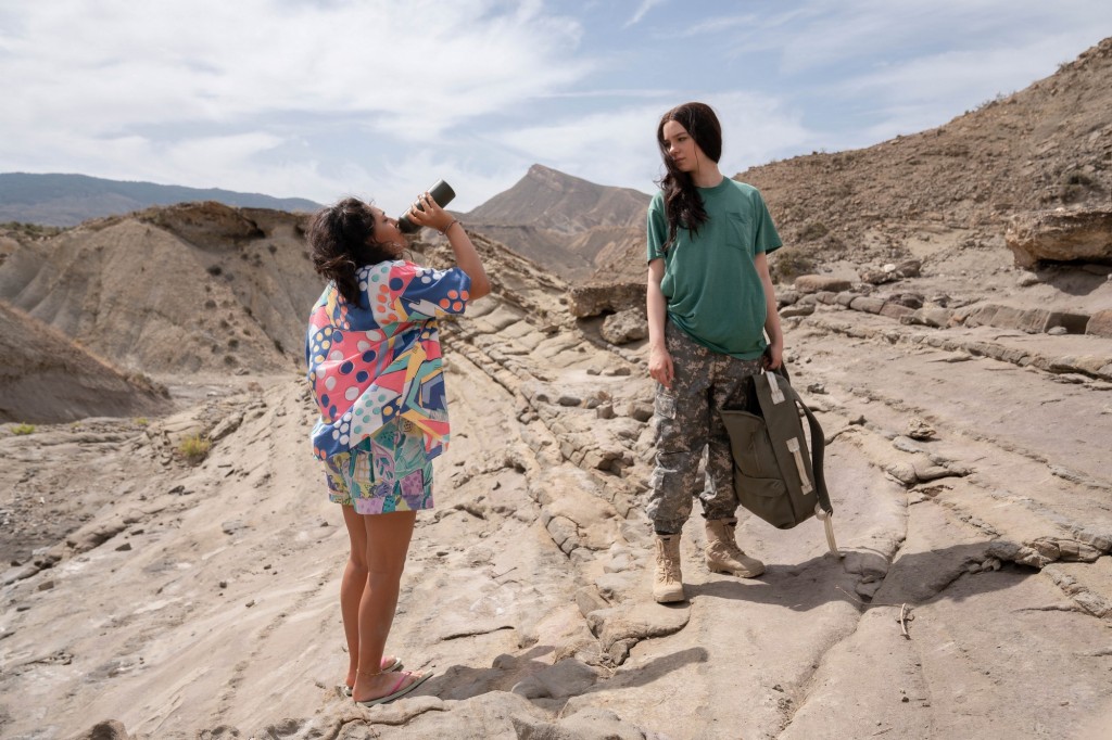 Dans le désert marocain, Hanna croise la route de Sophie (Esme Creed-Miles et Rhianne Barreto)