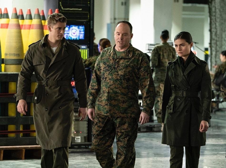 Abe (Luke Mitchell) et Harper Li (Phillipa Soo) avec un soldat