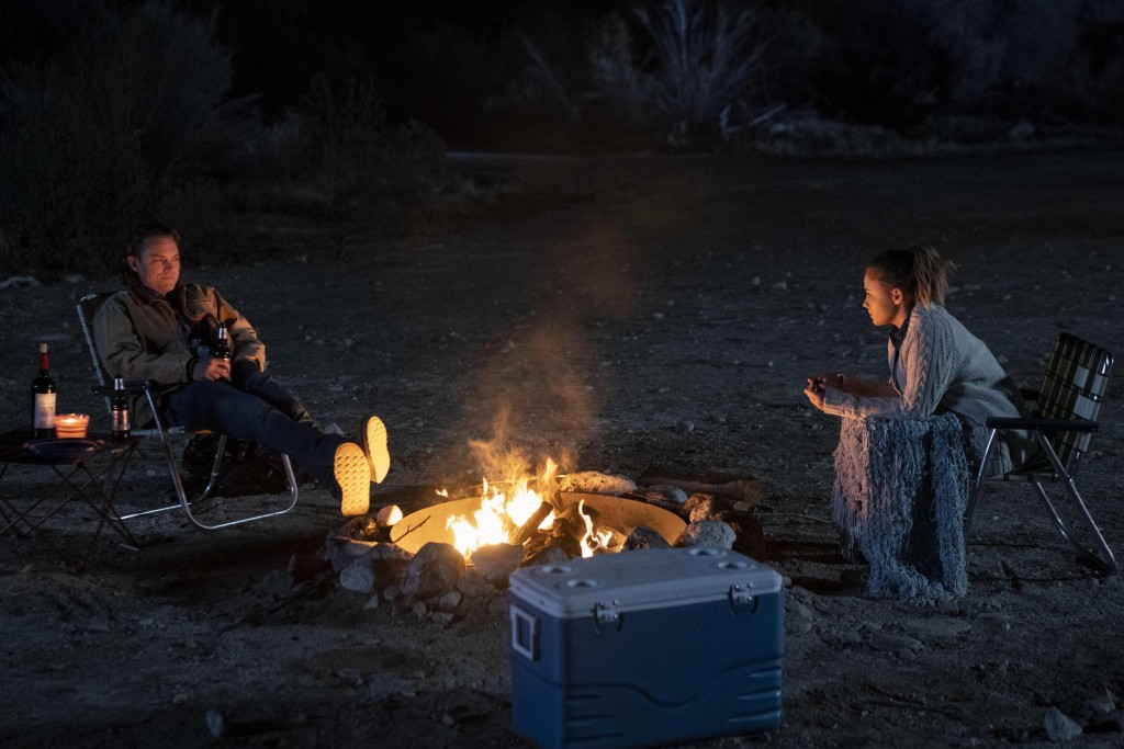 Nathan (Clayne Crawford) et Claire (Josephine Langford) discutent autour d'un feu.
