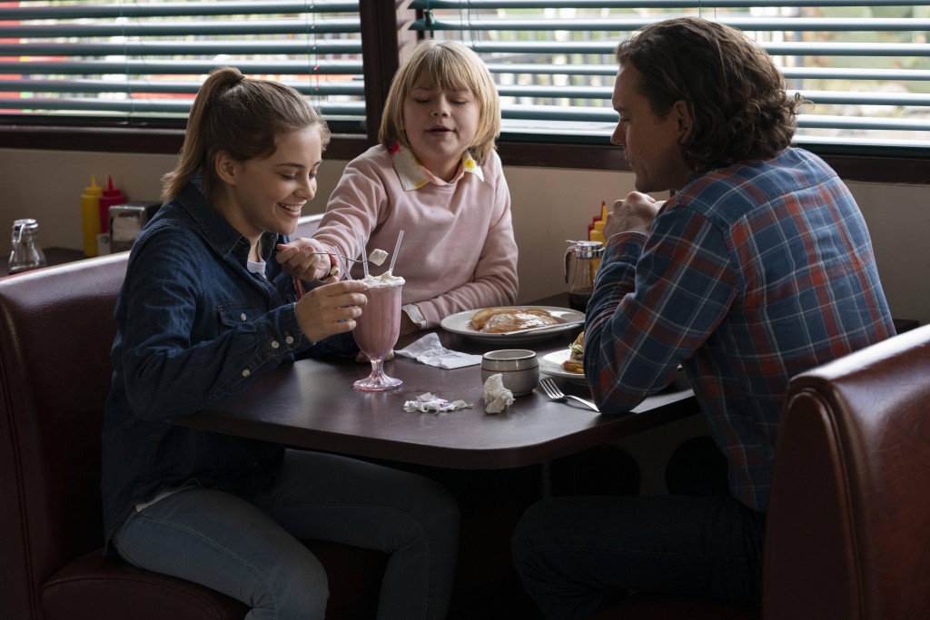 Claire (Josephine Langford), Maggie (Lia McHugh) et Nathan (Clayne Crawford) se sont arrêtés dans un restaurant.