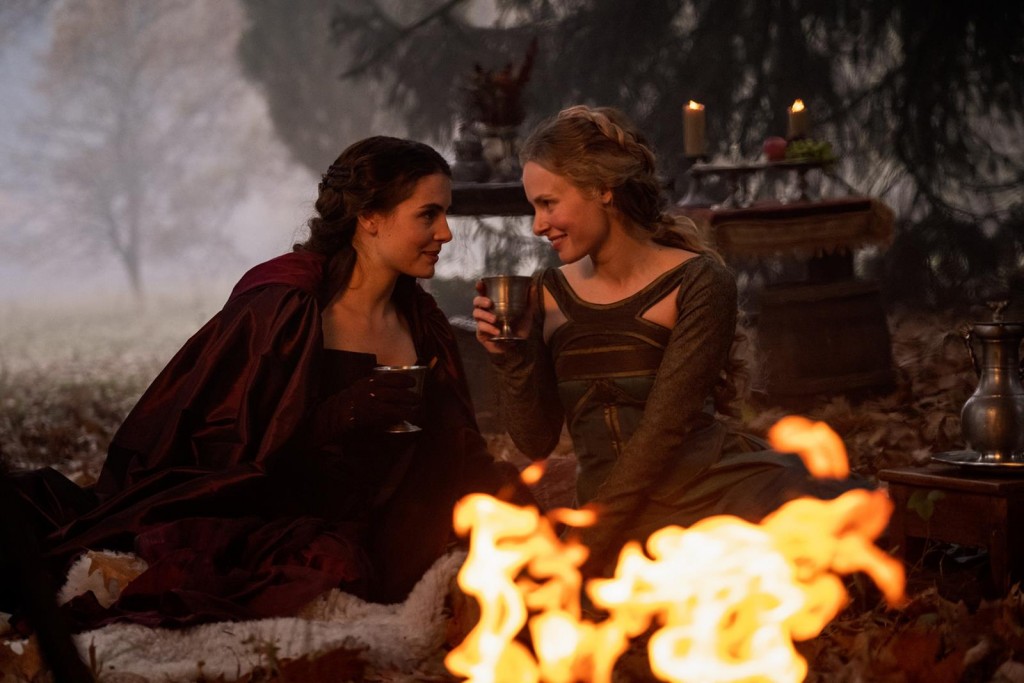 Isabella (Genevieve Gaunt) et Margareth (Clementine Nicholson) sont-elles vraiment amies ?