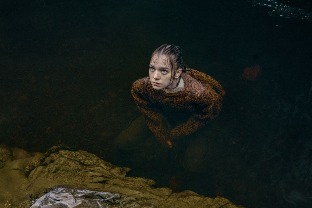 Hanna (Esme Creed-Miles) a trouvé refuge sous l'eau