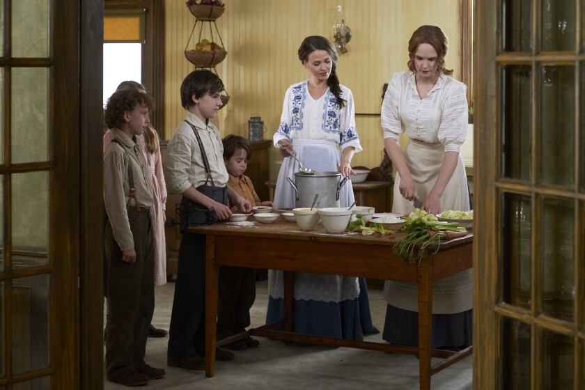 Lillian Walsh (Morgan Kohan),  Grace Bennett (Jocelyn Hudon) avec les enfants