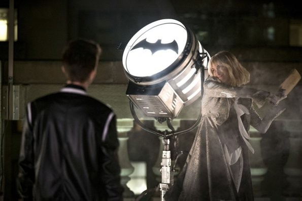 Alice (Rachel Skarsten) s'apprête à casser la lampe Batman