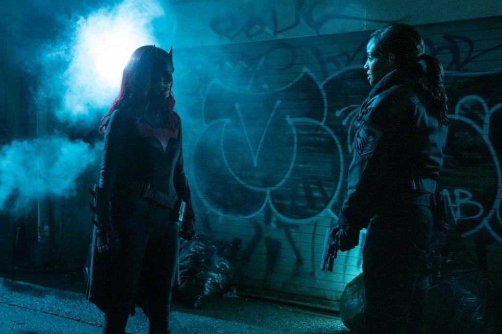 Batwoman (Ruby Rose) face à Sophie Moore (Meagan Tandy)