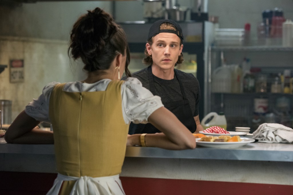 Ace (Alex Saxon) discute avec Bess (Maddison Jaizani)