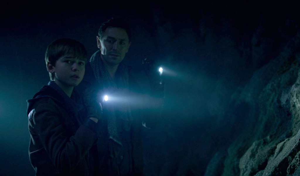 Will et Adler ont suivi le Robot dans une grotte