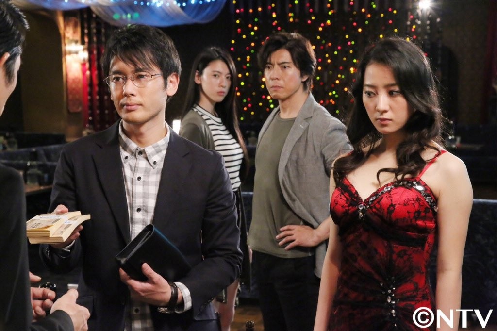 Ryô et Xiang-Ying accompagnent leur client au bar où travaille Ayane