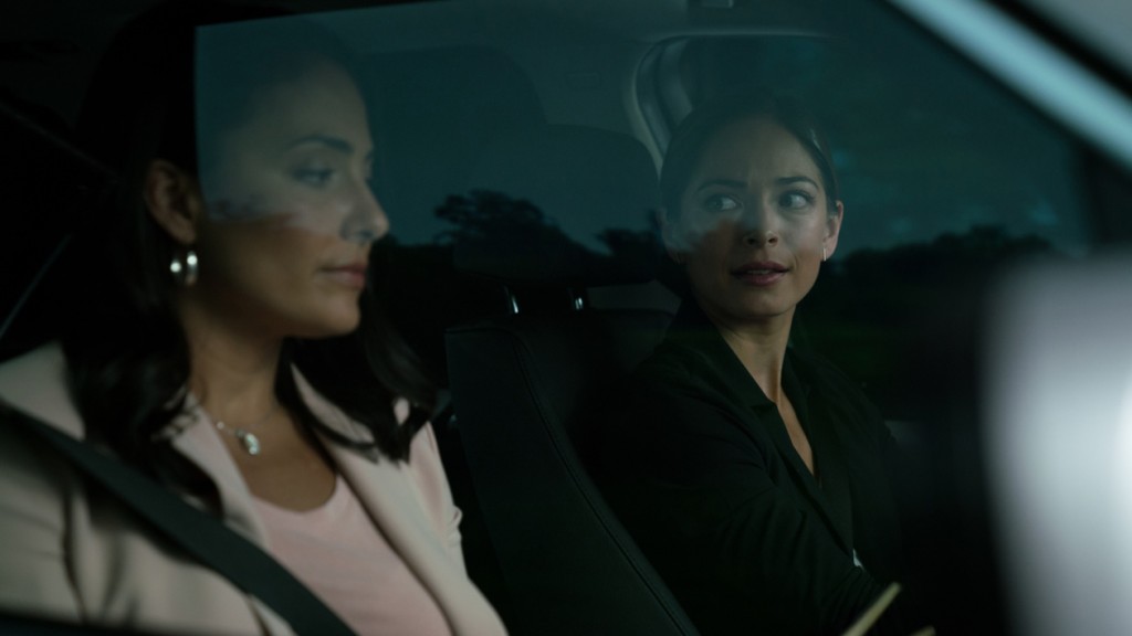 Diane Evans (Nicola Correia-Damude) et Joanna Chang (Kristin Kreuk) en voiture.