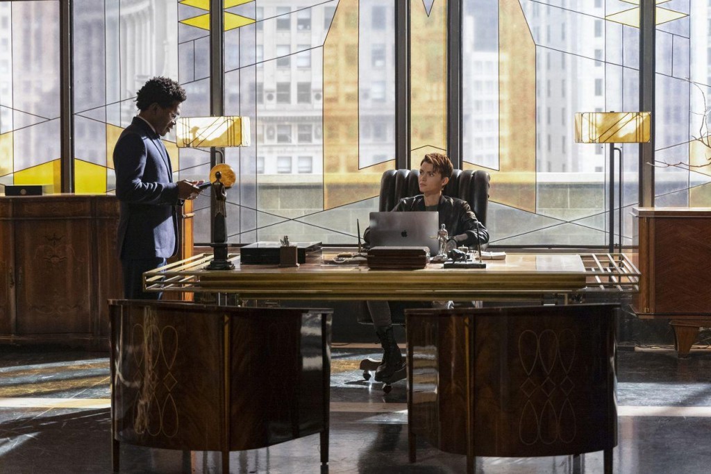 Kate Kane (Ruby Rose) et Luke Fox (Camrus Johnson) discutent dans le bureau