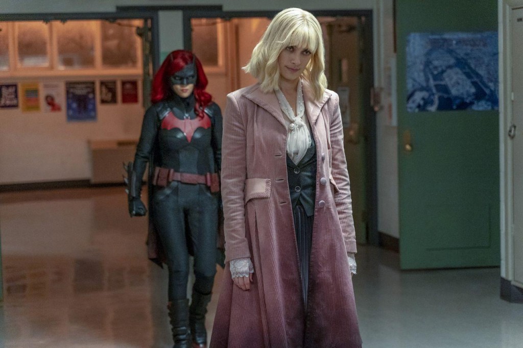 Batwoman (Ruby Rose) s'approche d'Alice (Rachel Skarsten)