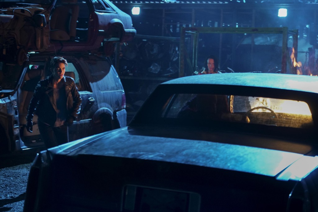 Kate Kane (Ruby Rose) dans un garage avec une voiture