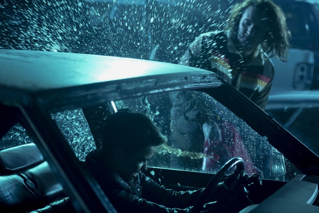 Kate Kane (Ruby Rose) est à l'intérieur d'une voiture, Mouse (Sam Littlefield) est à proximité