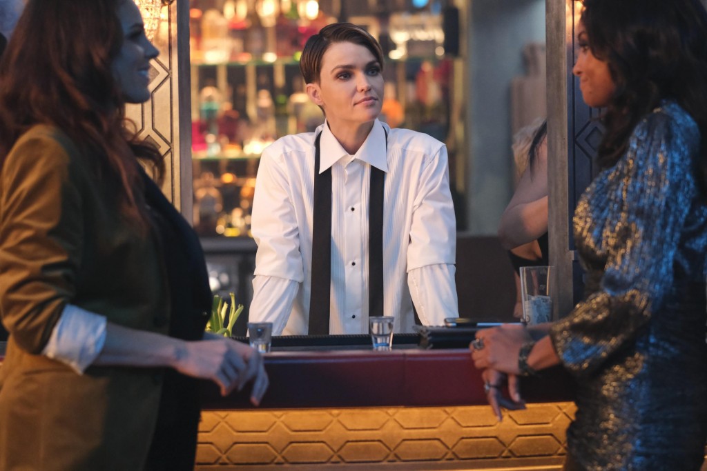 Kate Kane (Ruby Rose) derrière le bar, regarde Sophie (Meagan Tandy) et une femme discuter