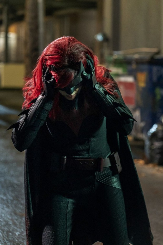 Batwoman (Ruby Rose) se protège du bruit