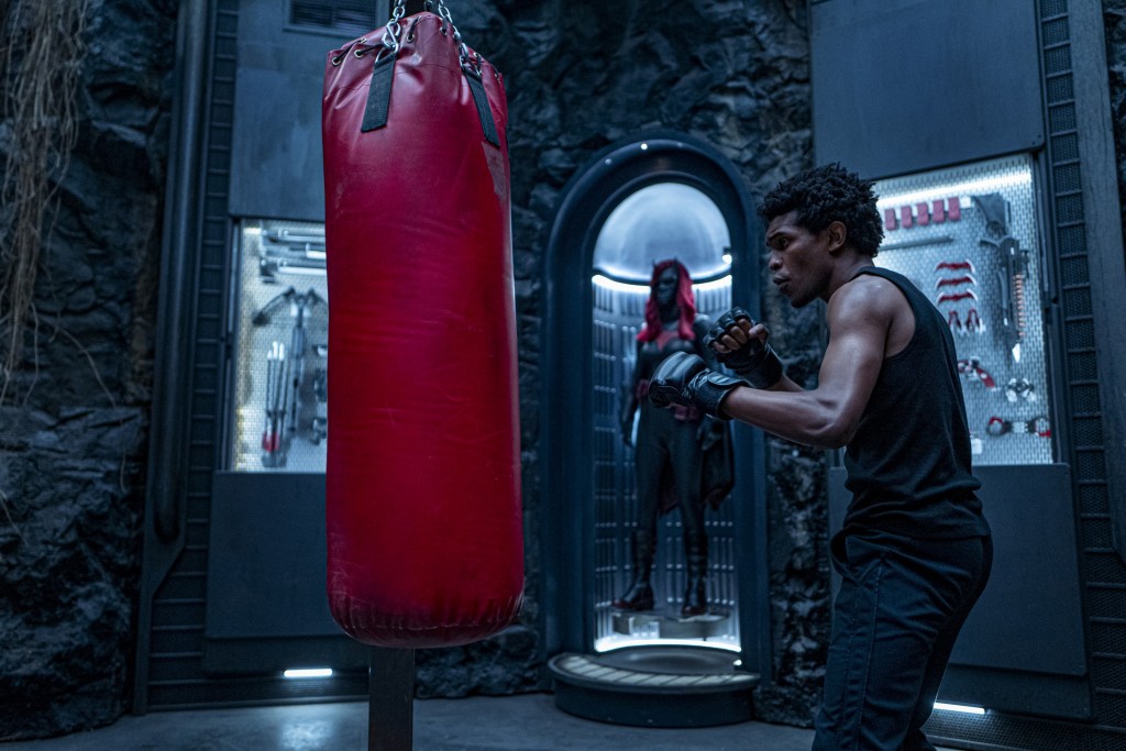 Luke Fox (Camrus Johnson) boxe dans la bat-cave