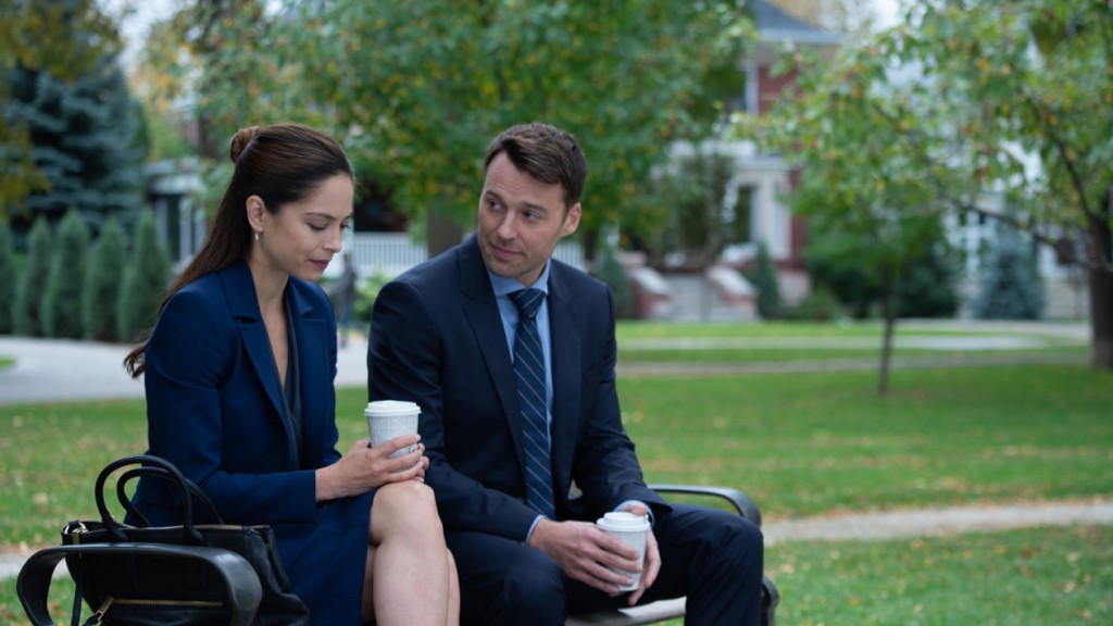 Joanna Chang (Kristin Kreuk) et Billy Crawford (Peter Mooney) discutent en prenant un café.