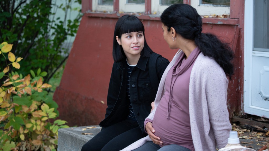 Luna Spence (Star Slade) discute avec une future maman.