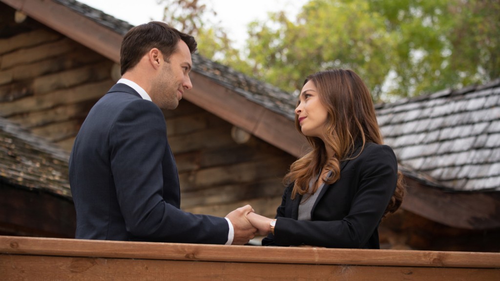 Billy Crawford (Peter Mooney) et Joanna Chang (Kristin Kreuk) main dans la main.