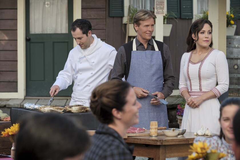 Elizabeth (Erin Krakow), Bill Avery (Jack Wagner) et un cuisinier