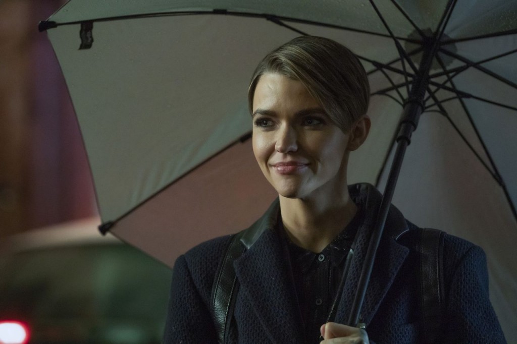 Kate Kane (Ruby Rose) sous un parapluie 