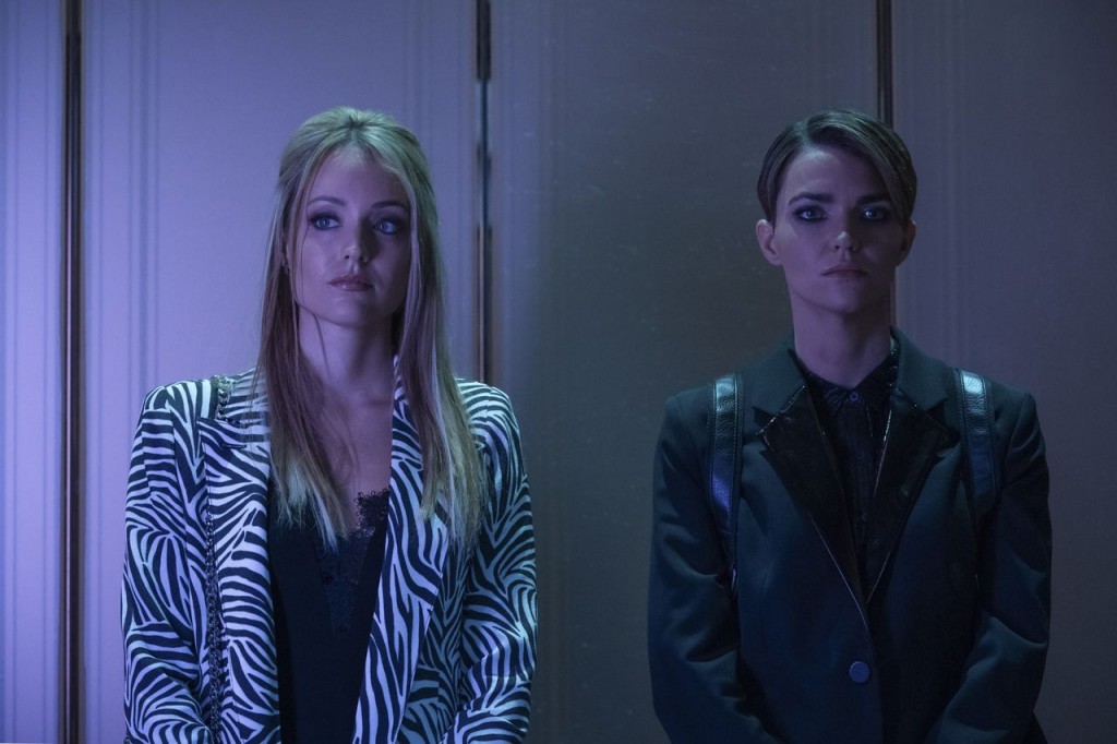 Kate Kane (Ruby Rose) et Julia Pennyworth (Christina Wolfe) dans un ascenseur