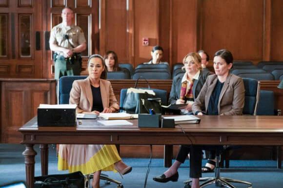 Emily Lopez (Jessica Camacho) est au tribunal pour défendre sa client accusée de meurtre.