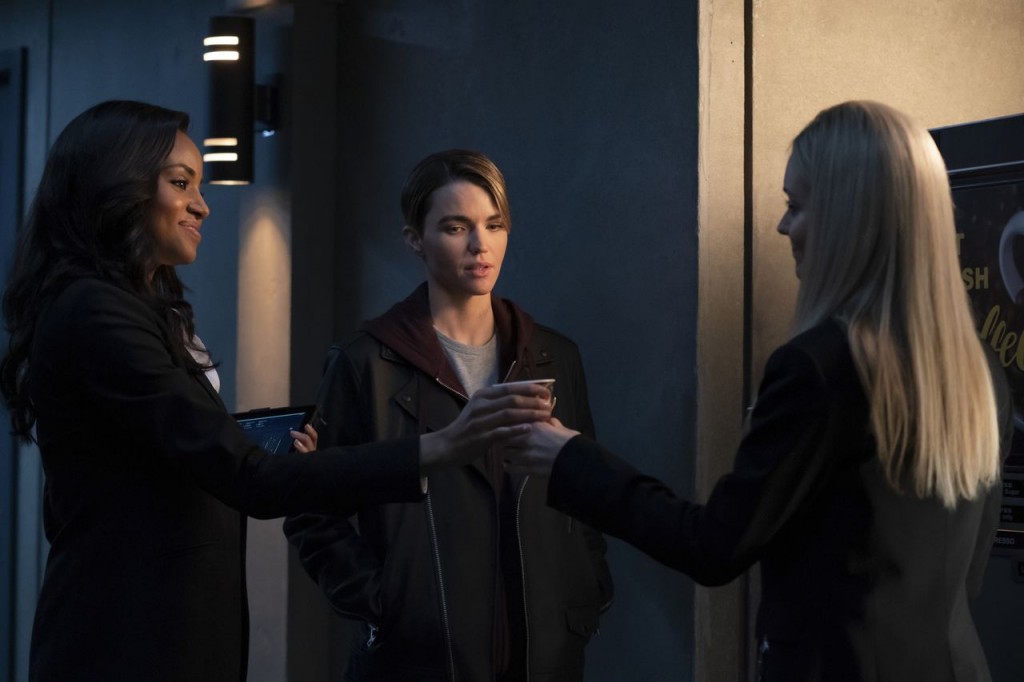 Kate Kane (Ruby Rose) interrompt une discussion entre Sophie Moore (Meagan Tandy) et Julia Pennyworth (Christina Wolfe)