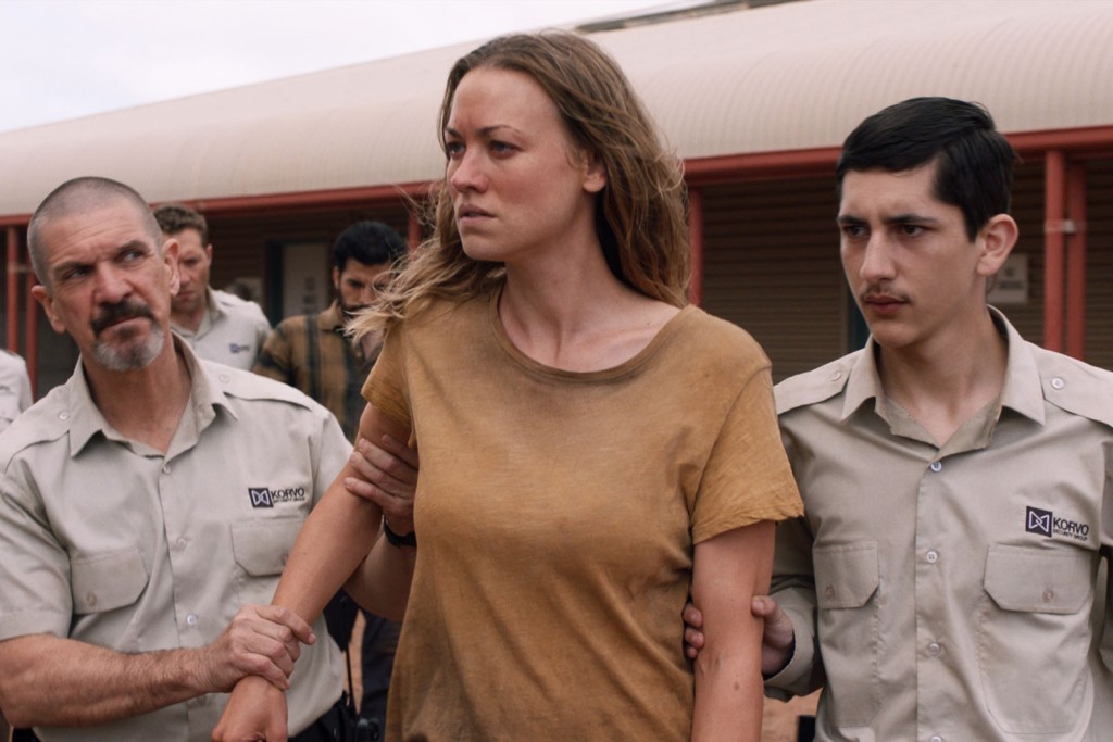 Sofie Werner (Yvonne Strahovski) est ramenée dans le centre par deux gardes