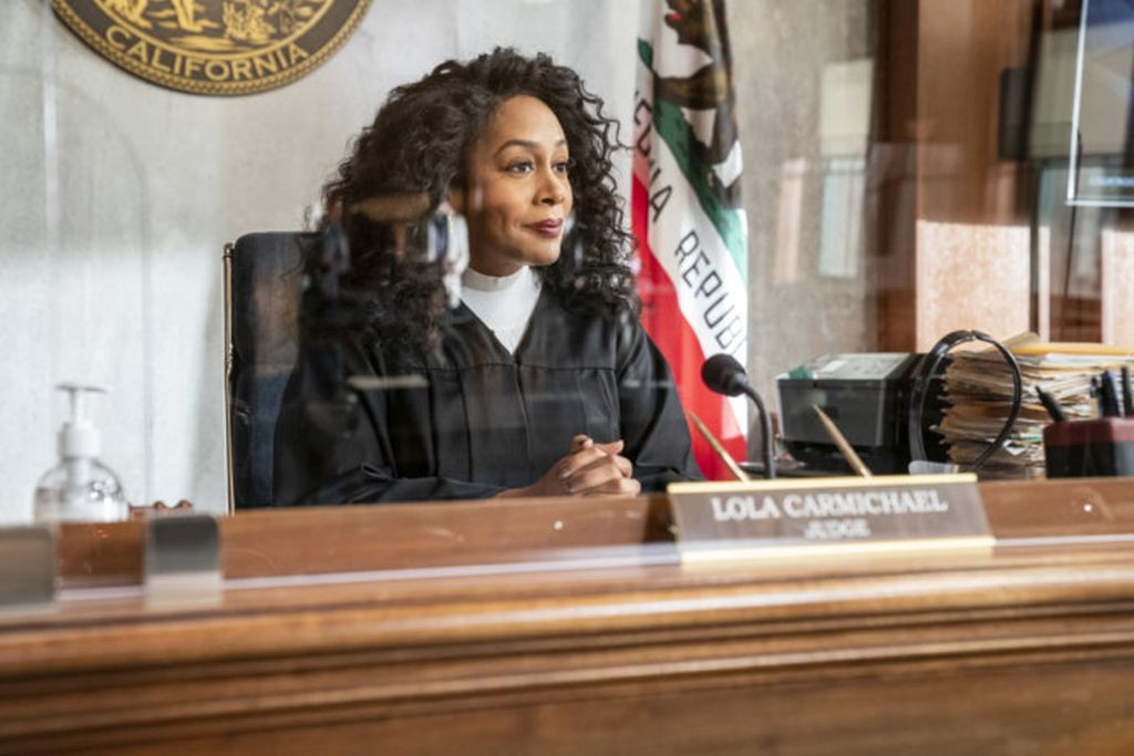 Lola Carmichael (Simone Missick) écoute attentivement ce qui est dit dans sa Cour.