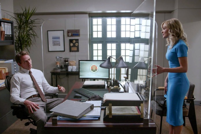 Mark Callan est en pleine discussion tendue avec l'avocate Amy Quinn (Lindsey Gort).