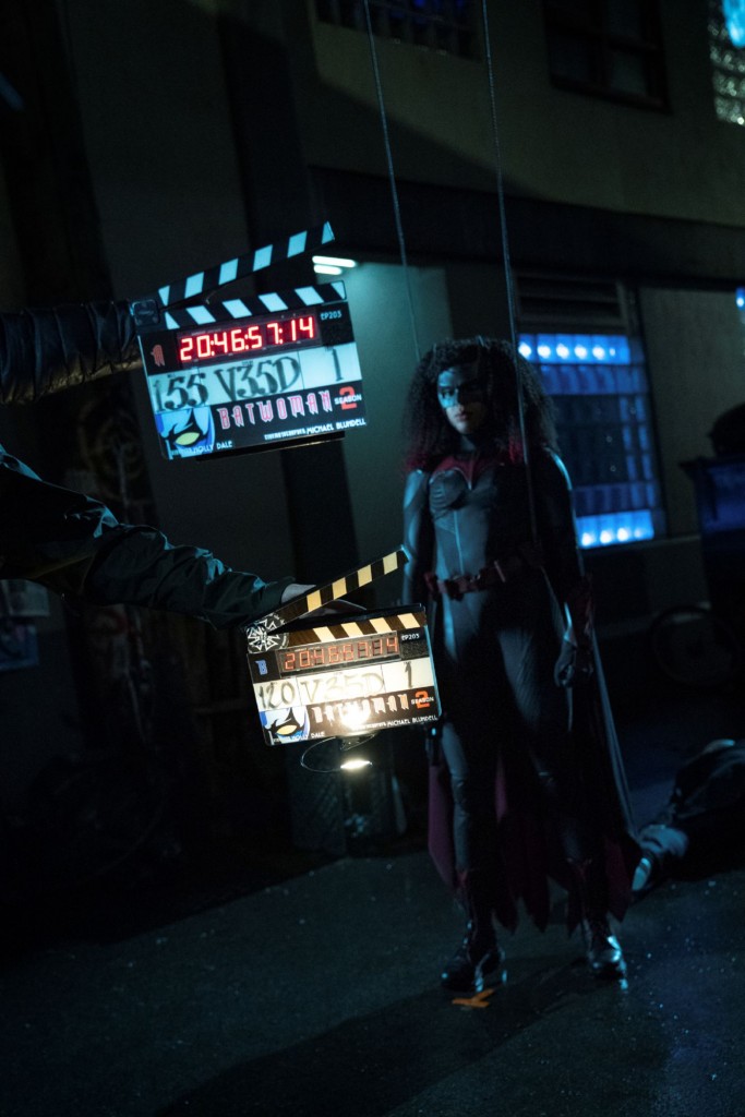 BTS - Javicia Leslie avant une scène dans le costume de Batwoman