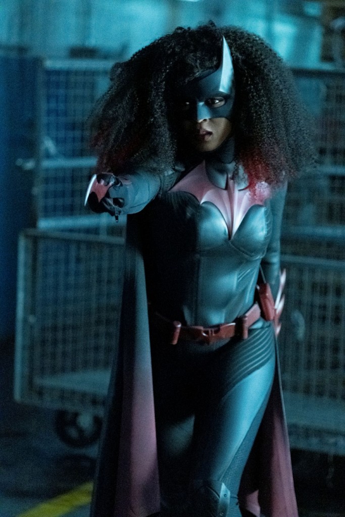 Batwoman (Javicia Leslie) se sert d'une arme