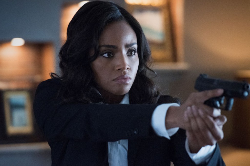 Sophie Moore (Meagan Tandy), arme au poing