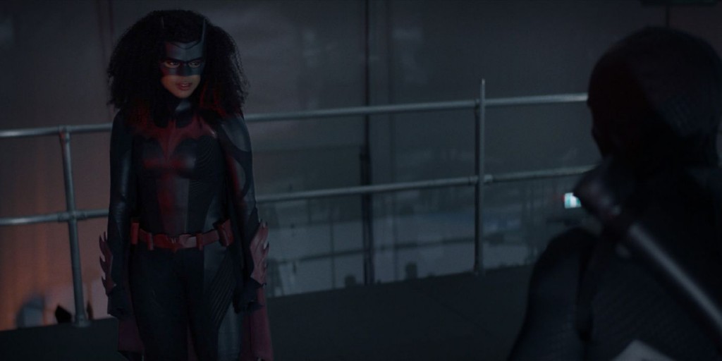 Batwoman (Javicia Leslie) rencontre quelqu'un sur le toit