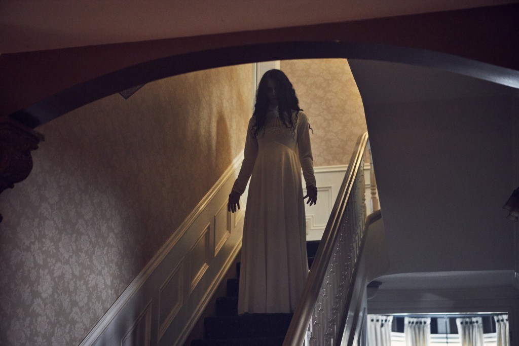 Une femme descend des escaliers