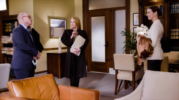 Les juges Benner et Laski rencontrent Georgia Knight (Amy Acker) au Palais.