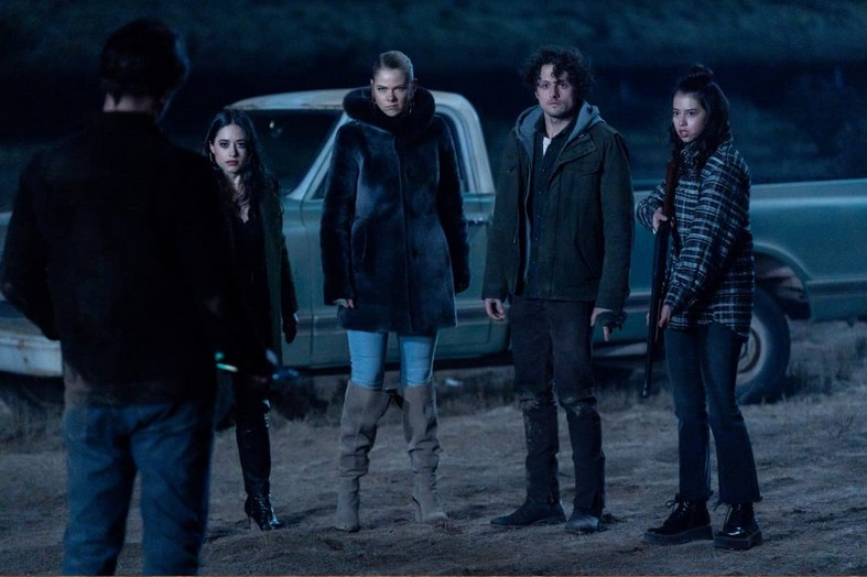 Liz Ortecho (Jeanine Mason), Jones (Nathan Parsons), Michael (Michael Vlamis), Rosa (Amber Midthunder) et Isobel (Lily Cowles)