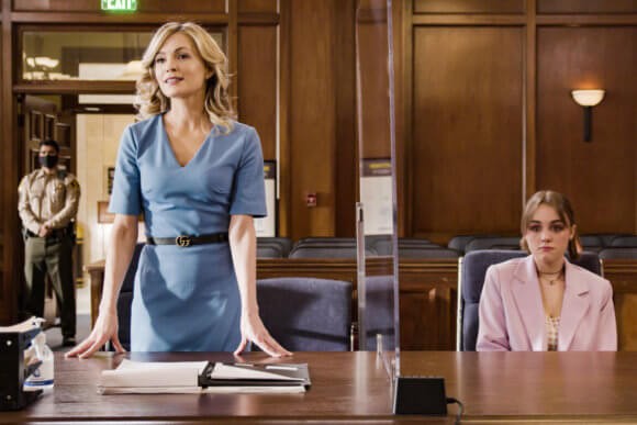 Amy Quinn (Lindsay Gort) & Marnie Forstall (Grace Powell) au tribunal